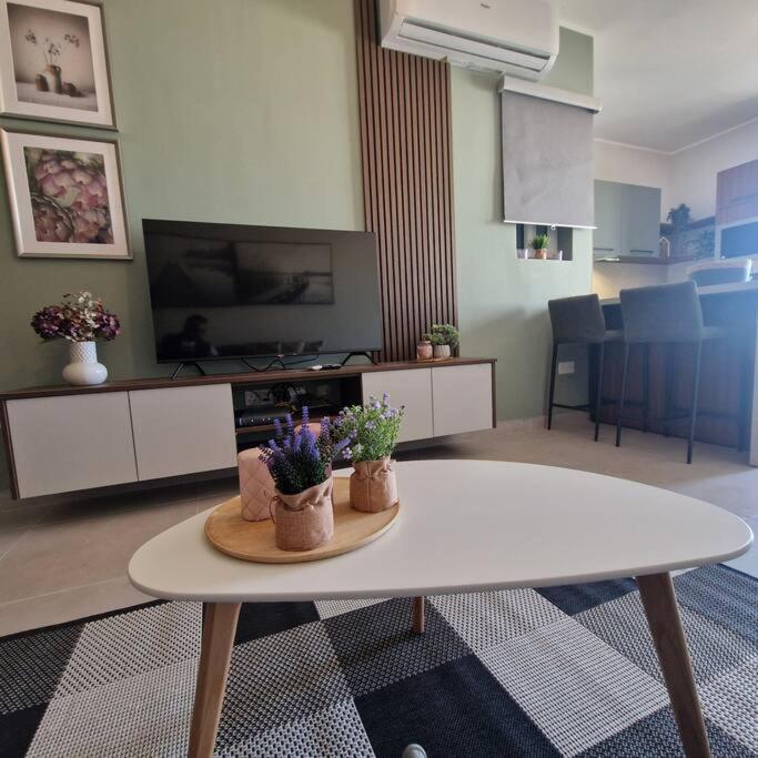 Centrally Located, Well Equipped, Stylish Flat. San Pawl il-Baħar Kültér fotó