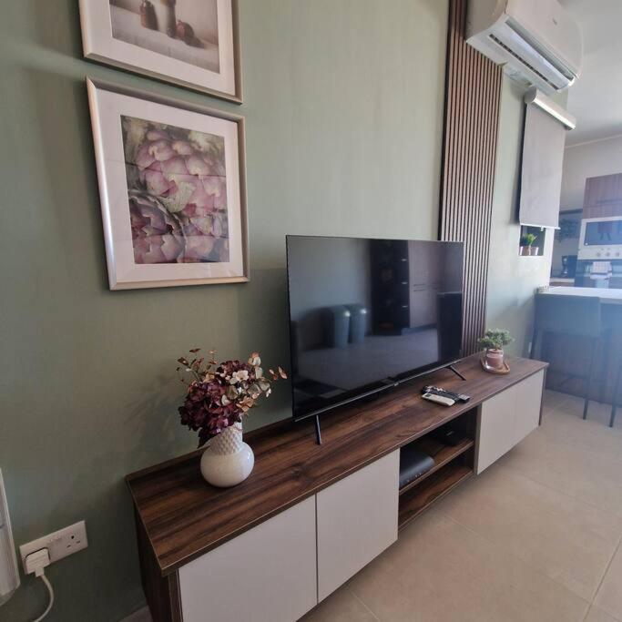 Centrally Located, Well Equipped, Stylish Flat. San Pawl il-Baħar Kültér fotó
