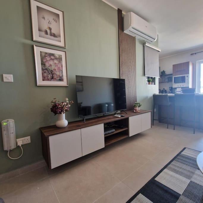 Centrally Located, Well Equipped, Stylish Flat. San Pawl il-Baħar Kültér fotó
