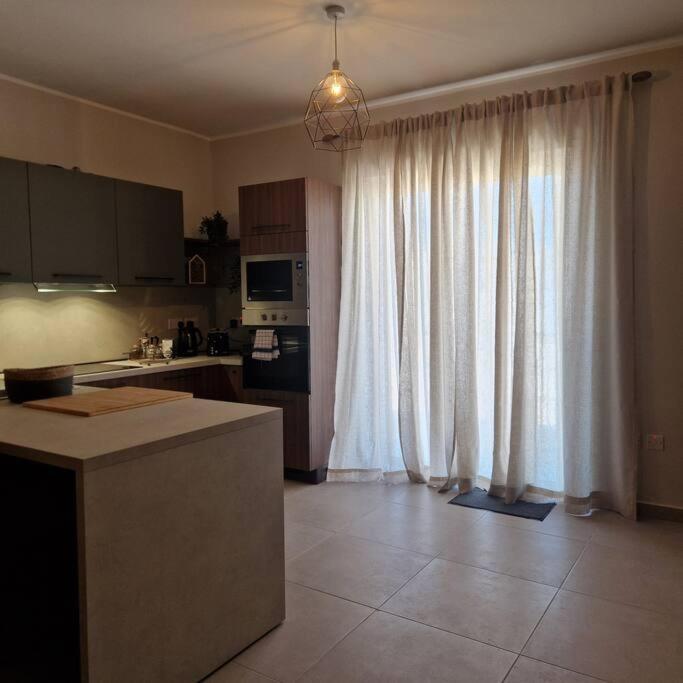 Centrally Located, Well Equipped, Stylish Flat. San Pawl il-Baħar Kültér fotó
