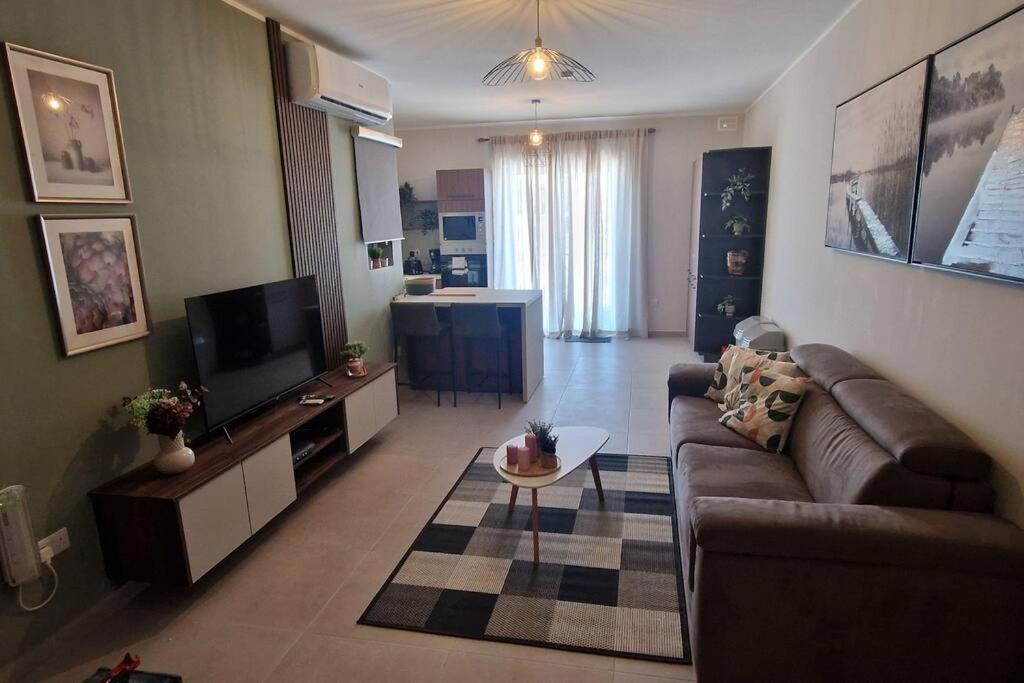 Centrally Located, Well Equipped, Stylish Flat. San Pawl il-Baħar Kültér fotó